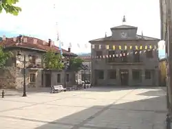 Anvista d'a Plaza Mayor de Neila