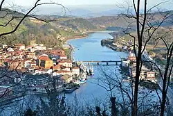 O centro d'a localitat d'Orio, o suyo puerto y a ría d'a Oria