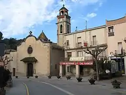 A plaza de Sant Llorenç Savall con a suya ilesia