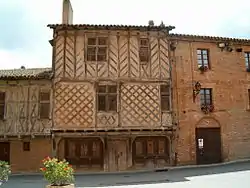 Casa front a la seu de Rius, un edificio d'o sieglo XIV