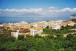 Anvista panoramica de Surriento con o mont Vesuvio