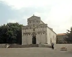 Ilesia de Sant Per de Sorres, d'o sieglo XII, en estilo romanico