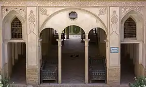 منظر خارجي لممرات الطابق السفلي داخل منزل العباسي.