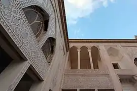 نقوش على الجدران الخارجية لدار العباسي.