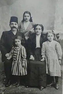 أشجييان، عائلة رُحِّلت إلى دير الزور وقتلت عام 1915 (الصورة حوالي العام 1909)