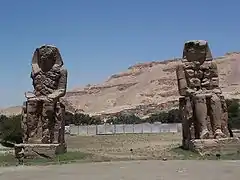 تمثالا أمنحتب الجالسان