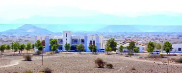 مستشفى المنهل التابع للجامعة داخل الحرم الجامعي في بوصاصو