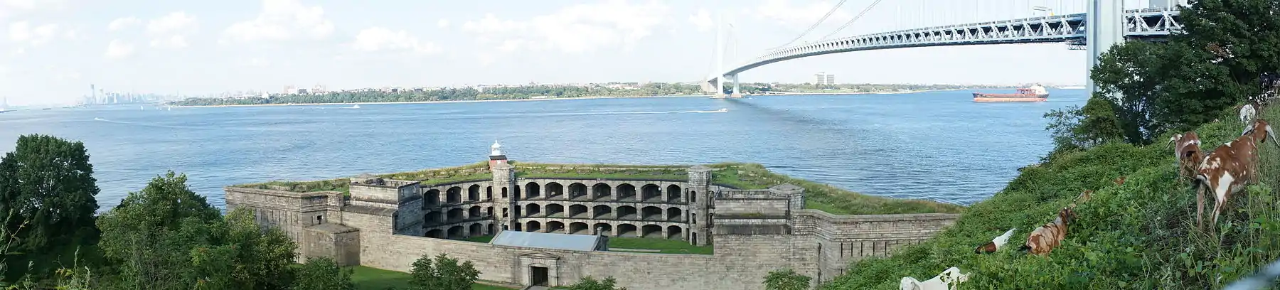 Panorama of the bay with Fort Wadsworth (foreground) on the Narrows, under the Verrazano-Narrows Bridge.