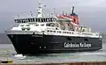 Le MV Caledonian Isles العبارة MV لجزيرة كاليدونيا ، قبالة ساحل بروديك، يتضح من الجزء العلوي goat fell.