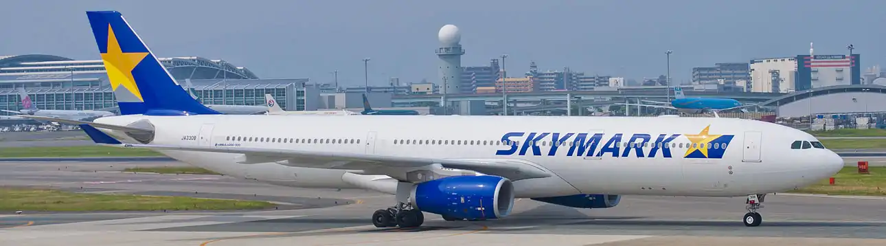 إيرباص A330-300 تابعة لطيران سكايمارك في مطار فوكوكا (2014).