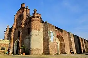 A quarter view of Santa Maria Church showing the واجهة المبنى and buttresses