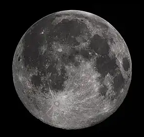 قمر كامل مصور من لأرض