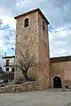 Detalle de la torre-campanariu de la ilesia parroquial de Ntra. Sra. de l'Asunción en Alcalá de la Vega (Cuenca).