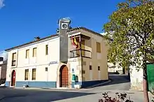 Vista xeneral del edificiu del Conceyu de Pajarón (Cuenca), dende la plaza del llugar (2017).