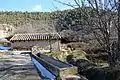 Vista de la Fuente del Llavaderu en Tormón (Teruel), col antiguu Llavaderu públicu al fondu (2017).