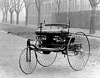 El primer automóvil del mundu, construyíu en Mannheim por Carl Benz en 1885.