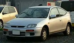 Un automóvil Mazda 323 modelu 1996.