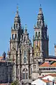 Torres de la fachada del Obradoiro de la Catedral de Santiago de Compostela. D'estilu barrocu tardíu (principios del sieglu XVIII -Fernando de Cases Novoa-), sustituyeron a les iniciales, romániques (sieglu XII).