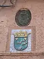 Escudos de la fachada del conceyu.