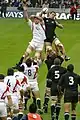 La seleición inglesa de rugby (de blancu) contra los All Blacks.