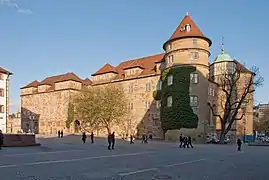 Castiellu Antiguu de Stuttgart, residencia de los condes dende'l gobiernu d'Everardo I (muertu en 1325). L'aspeutu actual foi bien modificáu, cola supresión de los fosos y l'estilu renacentista.