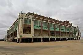 Imagen sureste del Convention Hall vista dende l'océanu Atlánticu.