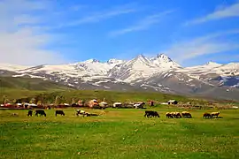 Una vista del Monte Aragats dende'l pobláu d'Aragatsotn - Armenia