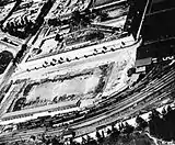 Vista aérea de la Penitenciaría Central y del Estadiu Autonomía na década de 1950.