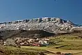 Fotografia de Bádenas (Teruel) pel iviernu, cola peña del Puertu detrás.