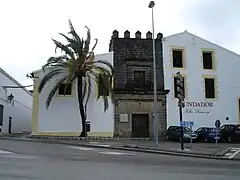 Torre de la muralla de Xerez amestada a una bodega.