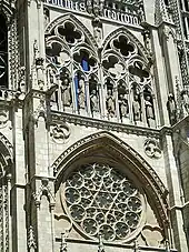 Catedral gótica de Burgos, rosetón y galería.