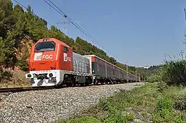 Uno de los trenes Cargometro que tresporten material ente la factoría de Martorell y la de Zona Franca (Barcelona).