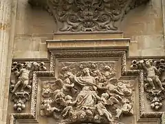 Puerta del Perdón, relieve de l'Asunción por Julián Roldán.