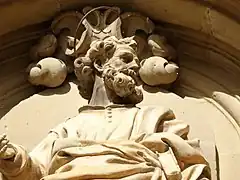 Detalle de la escultura de san Pedro na so fornica de la fachada.