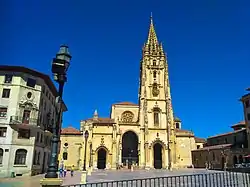 La Catedral de Oviedo es el punto de partida.