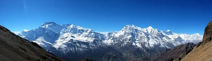 El macizu del Annapurna vistu dende'l nordés. D'izquierda a derecha: Annapurna II y IV (bien próximos ente sigo); la collada principal; el Annapurna III y el Gangapurna; y el Annapurna I al fondu a la derecha.