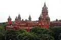 Edificiu del Tribunal Superior de Chennai (1892), ún de los exemplos cimeros de l'arquitectura indosarracena, ún de los estilos arquitectónicos revisionistas usaos polos arquitectos ingleses na India.