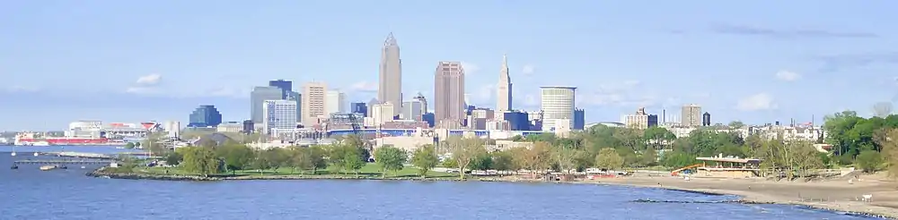 Skyline de Cleveland dende'l Llagu Erie, con Key Tower, 200 Public Square y Terminal Tower nel centru.