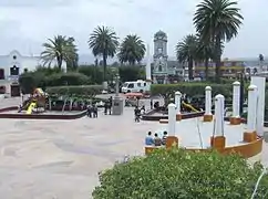 Reló Monumental y plaza principal en Cuautepec de Hinojosa.