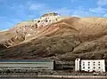 El puertu de Pyramiden y el monte que-y da el so nome.