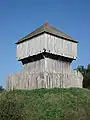 Reconstrucción del llixu castral o Château à Motte de Saint-Sylvain-d'Anjou (Francia).