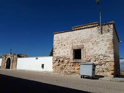 Capiya y puerta del campusantu de Zarza de Tajo. Les cualos pertenecíen a l'antigua ilesia asitiada nel actual campusantu.