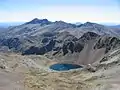 Macizu de Fuentes Carrionas. En primer planu'l pozu de Las Lomas, y al fondu el picu Curavacas.