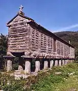 El horru ye una tenada elevada de Galicia, Asturies y Cantabria. Nesta imaxe apaez un horru gallegu.