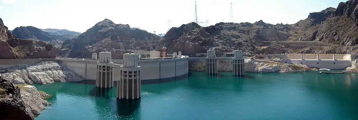 Vista panorámica de la represa Hoover Dam dende'l llau d'Arizona