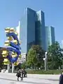 Frankfurt, centru financieru de la Xunión Europea (un esitosu exemplu d'integración supranacional nel continente más afaráu poles guerres hasta la primer metá del sieglu XX), ejemplifica la moderna sociedá postindustrial o de la información, frutu de la evolución teunolóxica na so última fase (aplicación masiva de la informática y les telecomunicaciones).