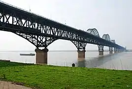 Ponte de Jiujiang, una ponte d'arcu, completáu en 1992.