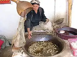 Muyer güigur nuna fábrica de seda, Khotan.