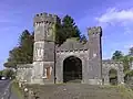 Dos pequeñes torres, una octogonal y otra cuadrada, flanquean la entrada del castiellu de Knockdrin. -Rowan, Prof. Alistair, and Casey, Dr. Christine, The Buildings of Ireland: North Leinster (popularly known as the Pevsner Guide to North Leinster). Yale University Press, Bloomsbury, London, 1993. -