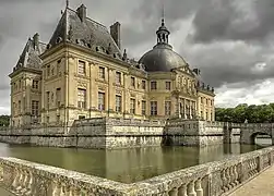 Palaciu de Vaux-le-Vicomte, del arquiteutu Luis Le Vau y el diseñador de xardinos Le Nôtre (1658-1661)